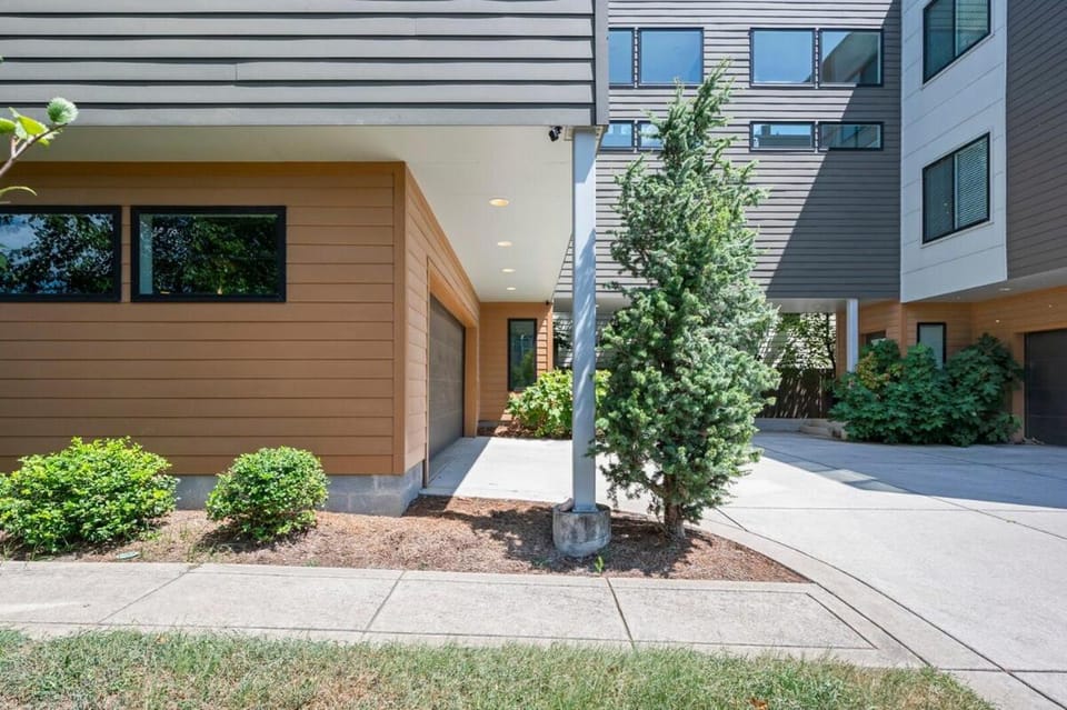 Walk & Bike-Stunning Natural Light! 13 Mins to Downtown House in Nashville
