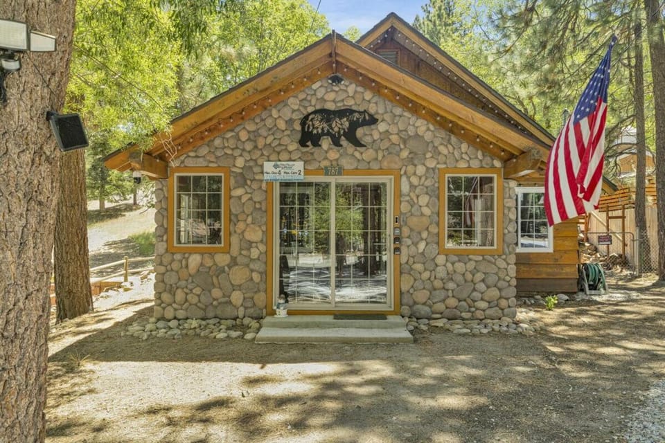 Lily's Bear Cabin -Adorable Downtown Retreat Cottage Cabin in Big Bear