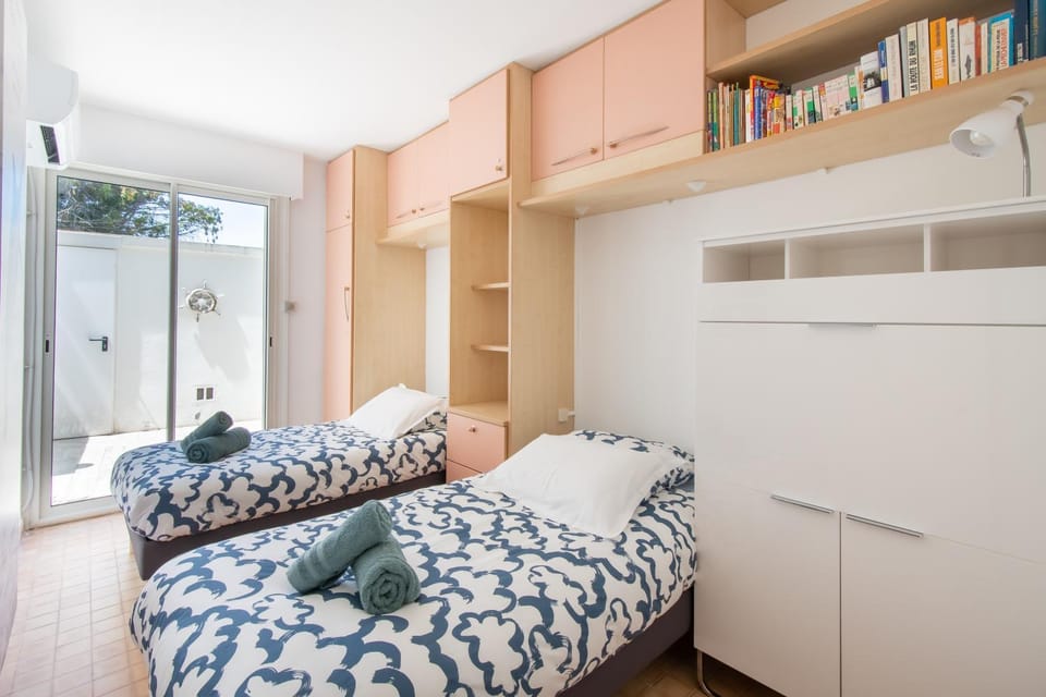 Bed, Seating area, Bedroom, wardrobe