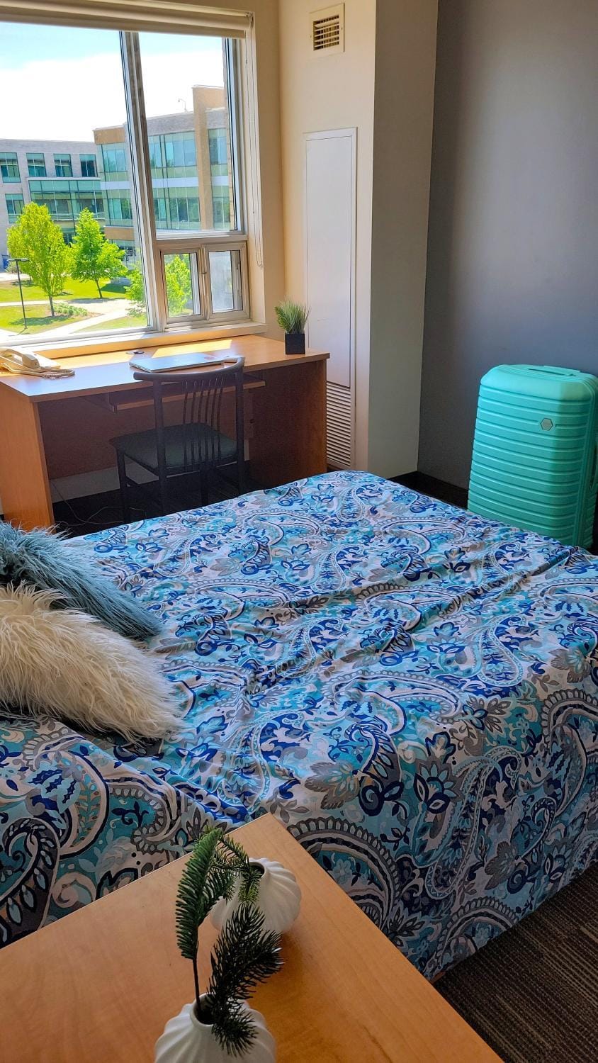 Photo of the whole room, Bedroom