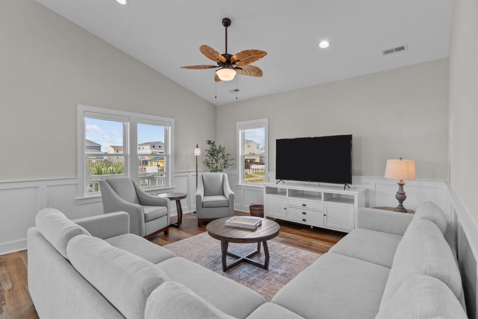 Beachside Charm Pool Spa & 3-Min Walk to Shore House in Oak Island