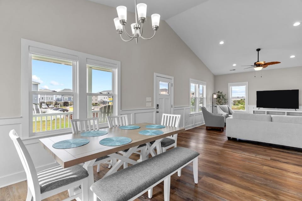 Beachside Charm Pool Spa & 3-Min Walk to Shore House in Oak Island