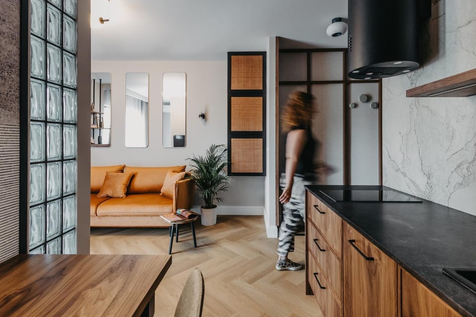 People, TV and multimedia, Kitchen or kitchenette, Living room, Seating area