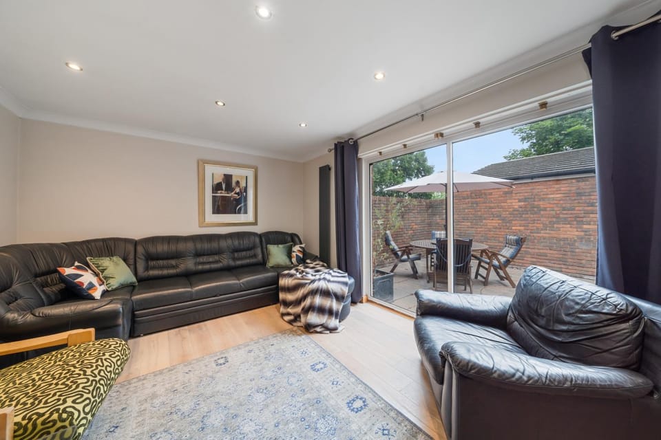 Cosy 3 BEDROOM Home with Garden, Ealing Apartment in London Borough of Ealing