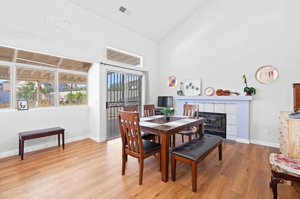 Stylish Home w Full Kitchen Garage Backyard House in West Covina