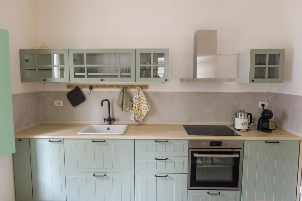 Coffee/tea facilities, oven, stove