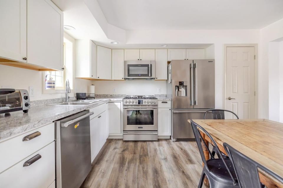 Kitchen or kitchenette, Dining area, dishwasher, minibar, oven, toaster