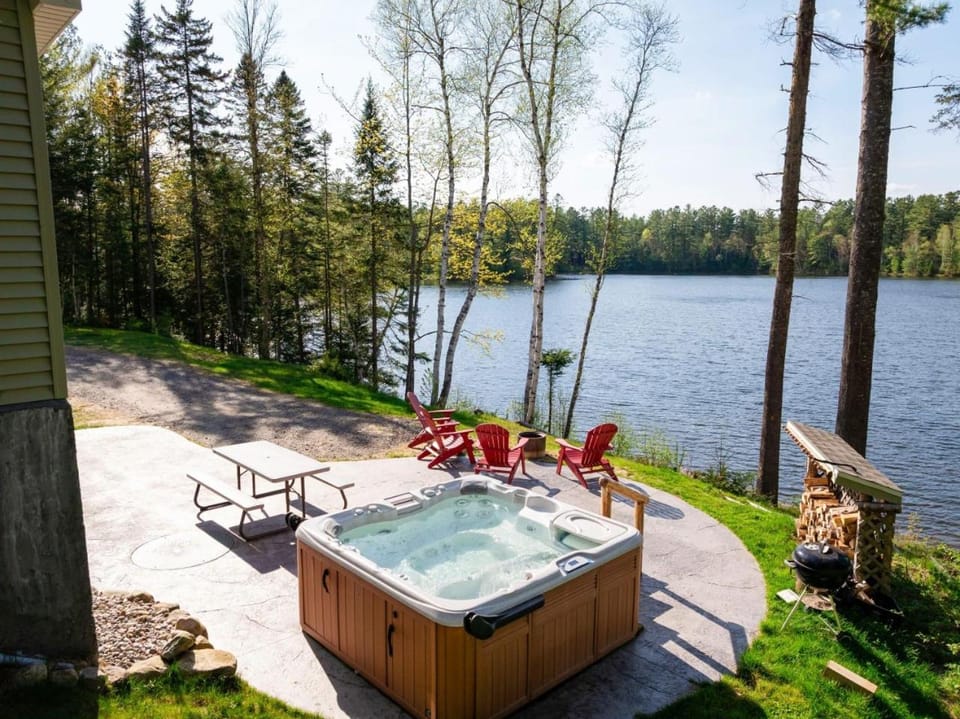 Spring, Day, Natural landscape, Hot Tub, Lake view, fireplace
