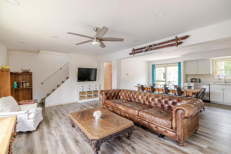 Communal lounge/ TV room, TV and multimedia, Living room, Seating area, Dining area, Evening entertainment