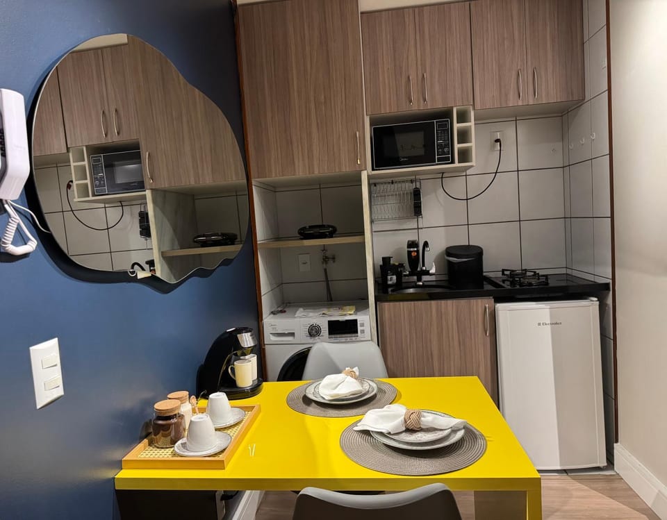 Coffee/tea facilities, Kitchen or kitchenette, Dining area, minibar, stove, toaster