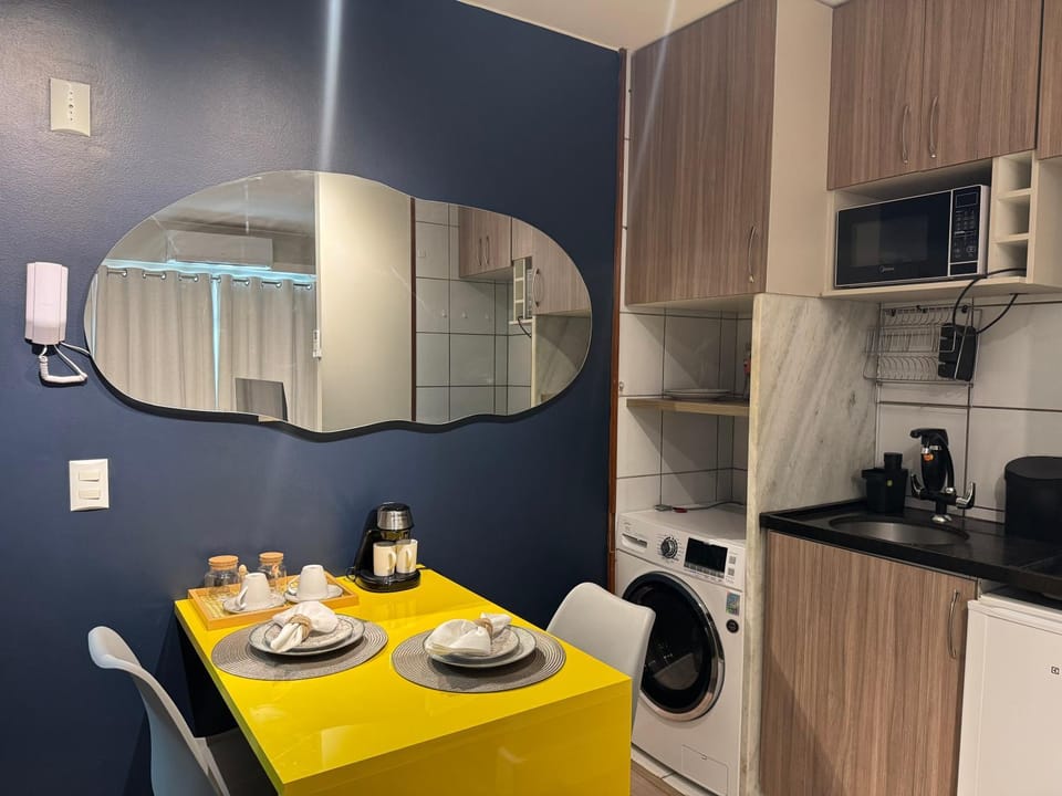 Coffee/tea facilities, Kitchen or kitchenette, Dining area, minibar, stove, toaster