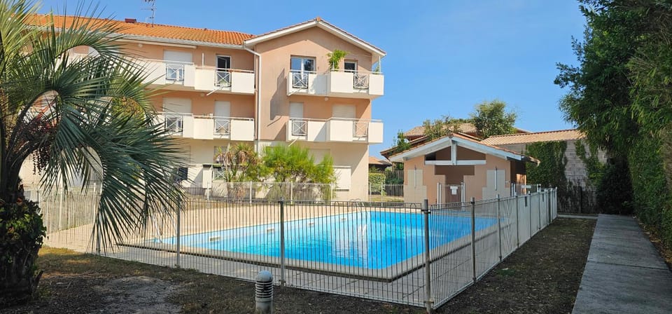 Résidence fermée Grande terrasse ombragée Piscine Plage Port Parc Gare Apartment in Gujan-Mestras