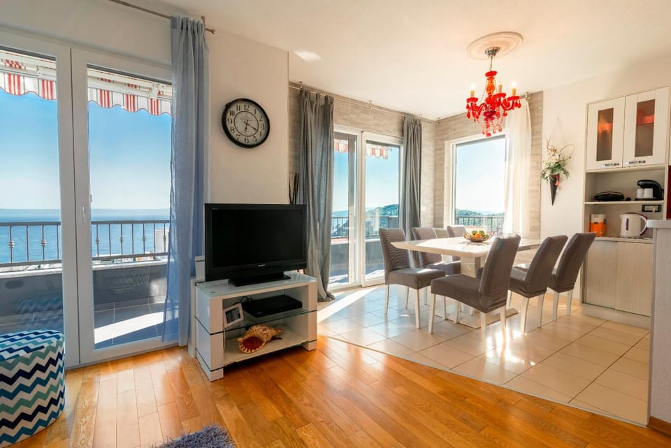 TV and multimedia, Balcony/Terrace, Living room, Seating area, Dining area, Sea view