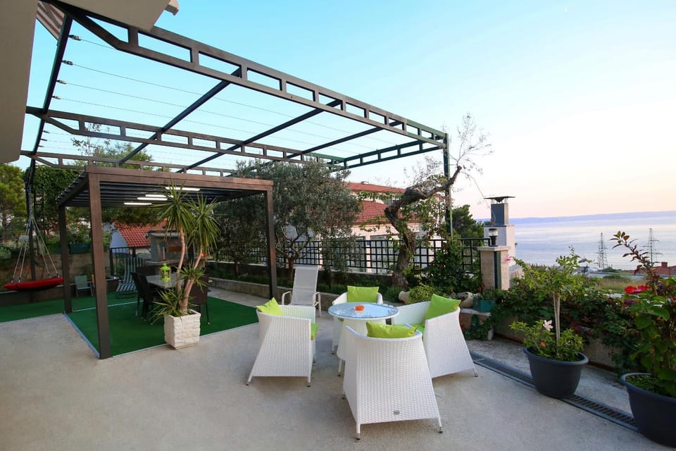 BBQ facilities, Garden, Seating area, Sea view