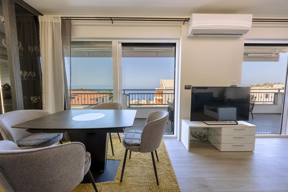 TV and multimedia, Balcony/Terrace, Seating area, Dining area, Sea view, air conditioner