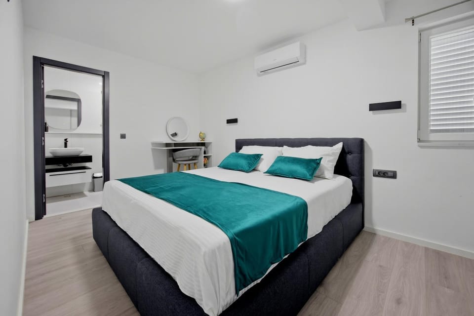 Bed, Bathroom, Bedroom, air conditioner