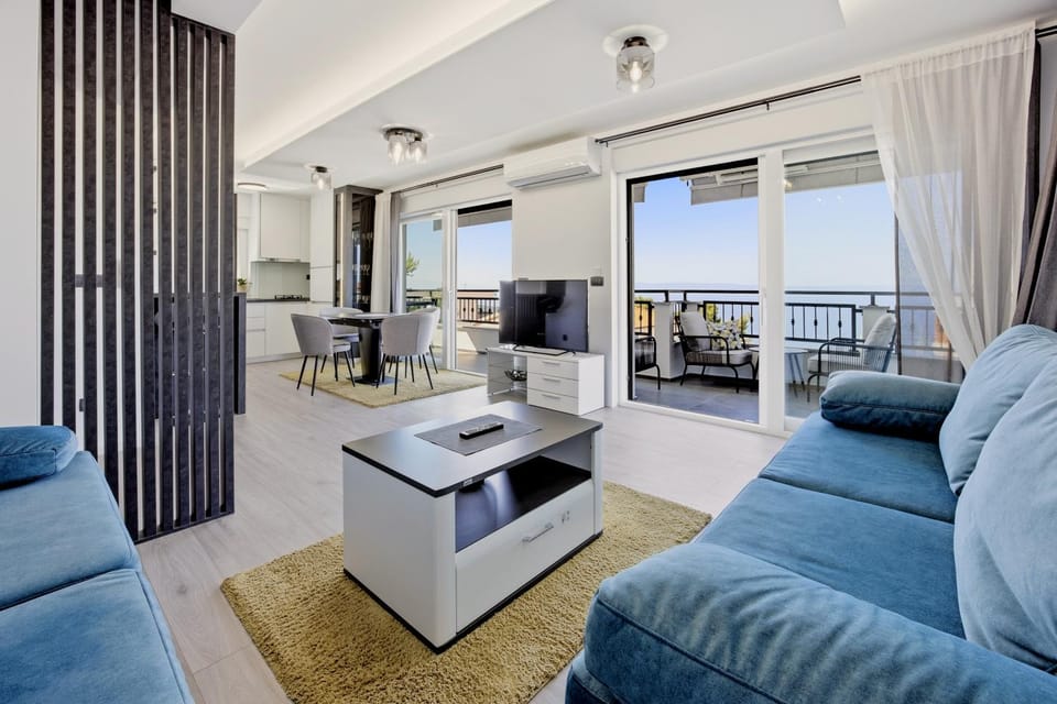 TV and multimedia, Balcony/Terrace, Living room, Seating area, Dining area, Sea view, air conditioner