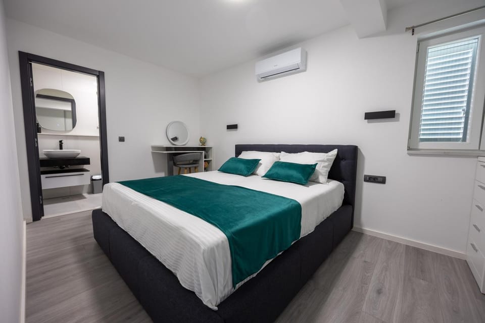 Bed, Bedroom, air conditioner