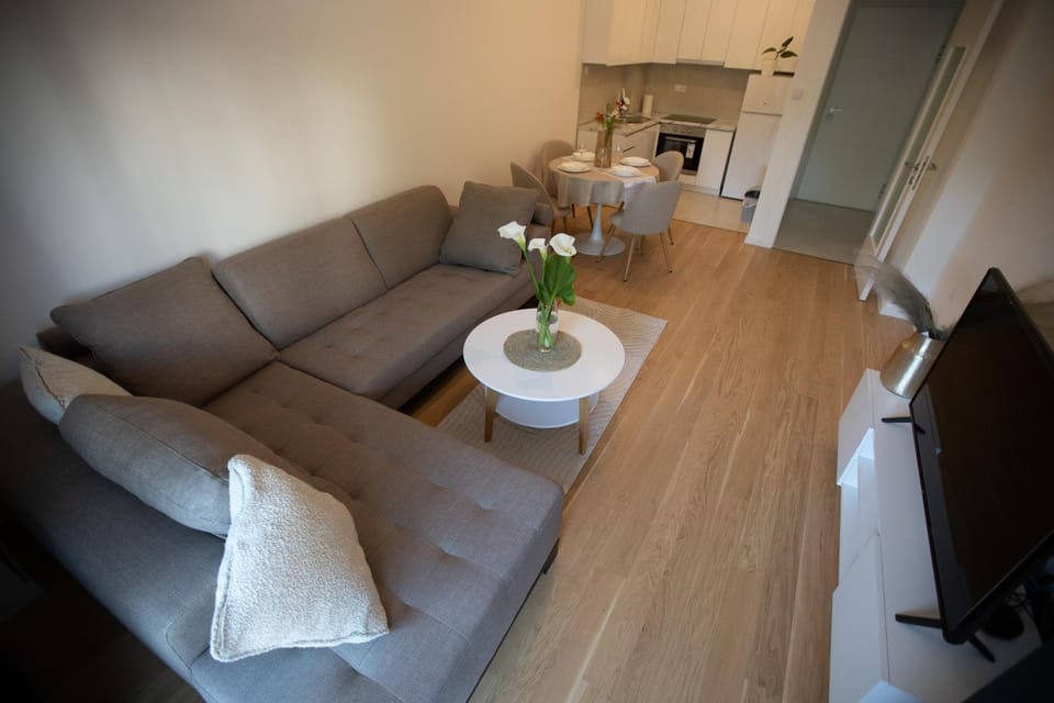 TV and multimedia, Kitchen or kitchenette, Living room, Seating area, Dining area