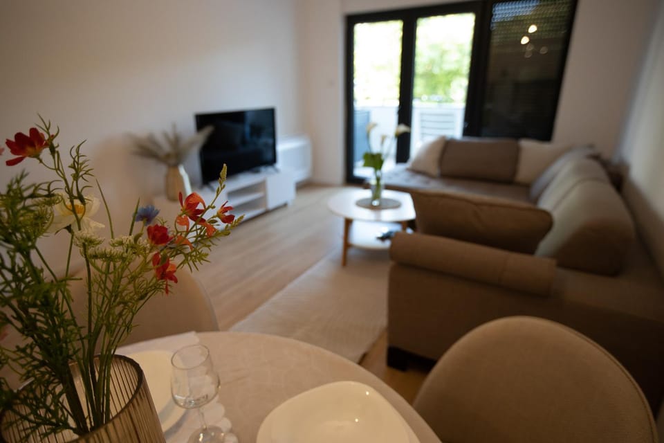Communal lounge/ TV room, TV and multimedia, Living room, Seating area, Evening entertainment
