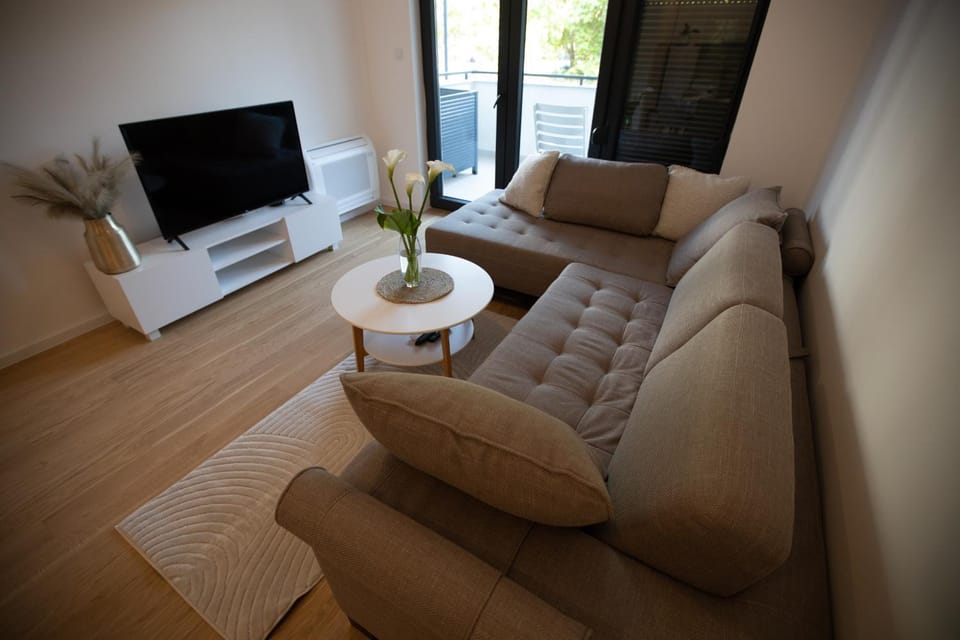 Communal lounge/ TV room, TV and multimedia, Living room, Seating area, Evening entertainment