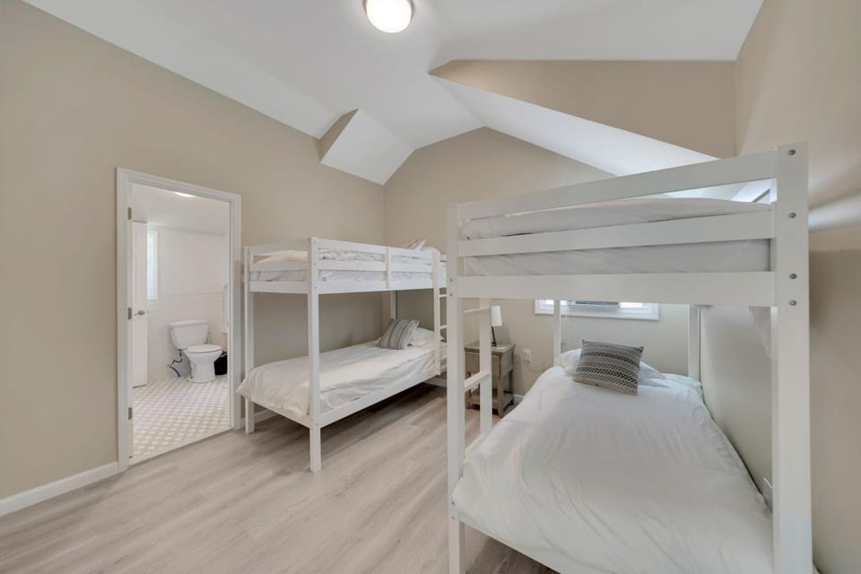 Bedroom, bunk bed
