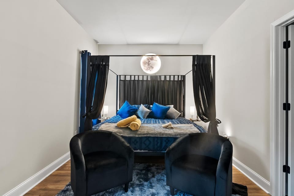 Bed, Photo of the whole room, Seating area, Bedroom