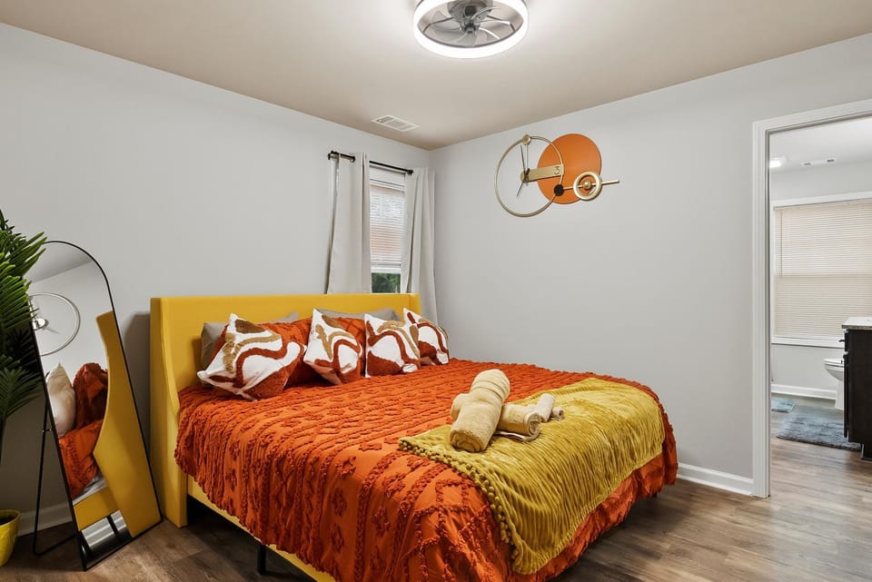 Bed, Photo of the whole room, Bedroom, towels