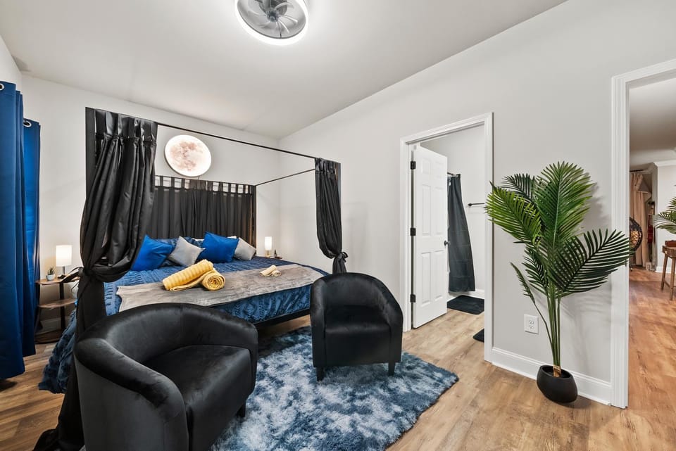 Bed, Bathroom, Photo of the whole room, Seating area, Bedroom