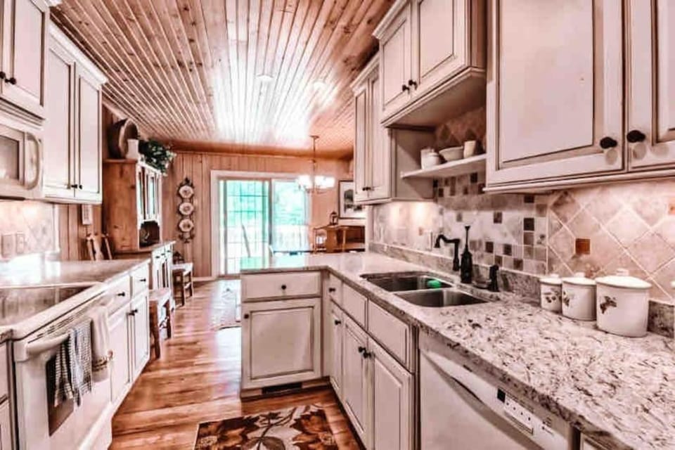 Cashiers Cedar Creek Club Cabin Cabin in Tennessee