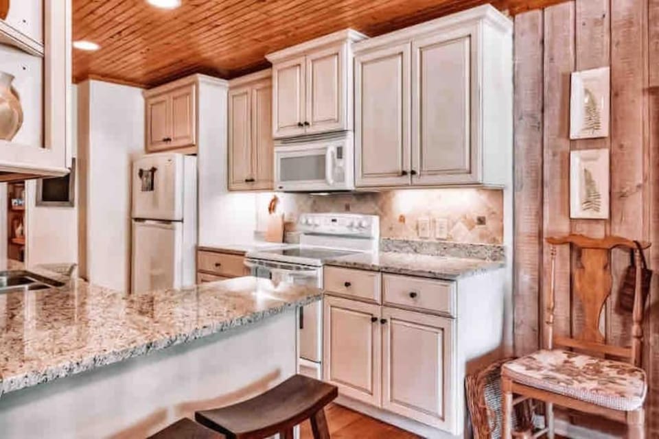 Cashiers Cedar Creek Club Cabin Cabin in Tennessee