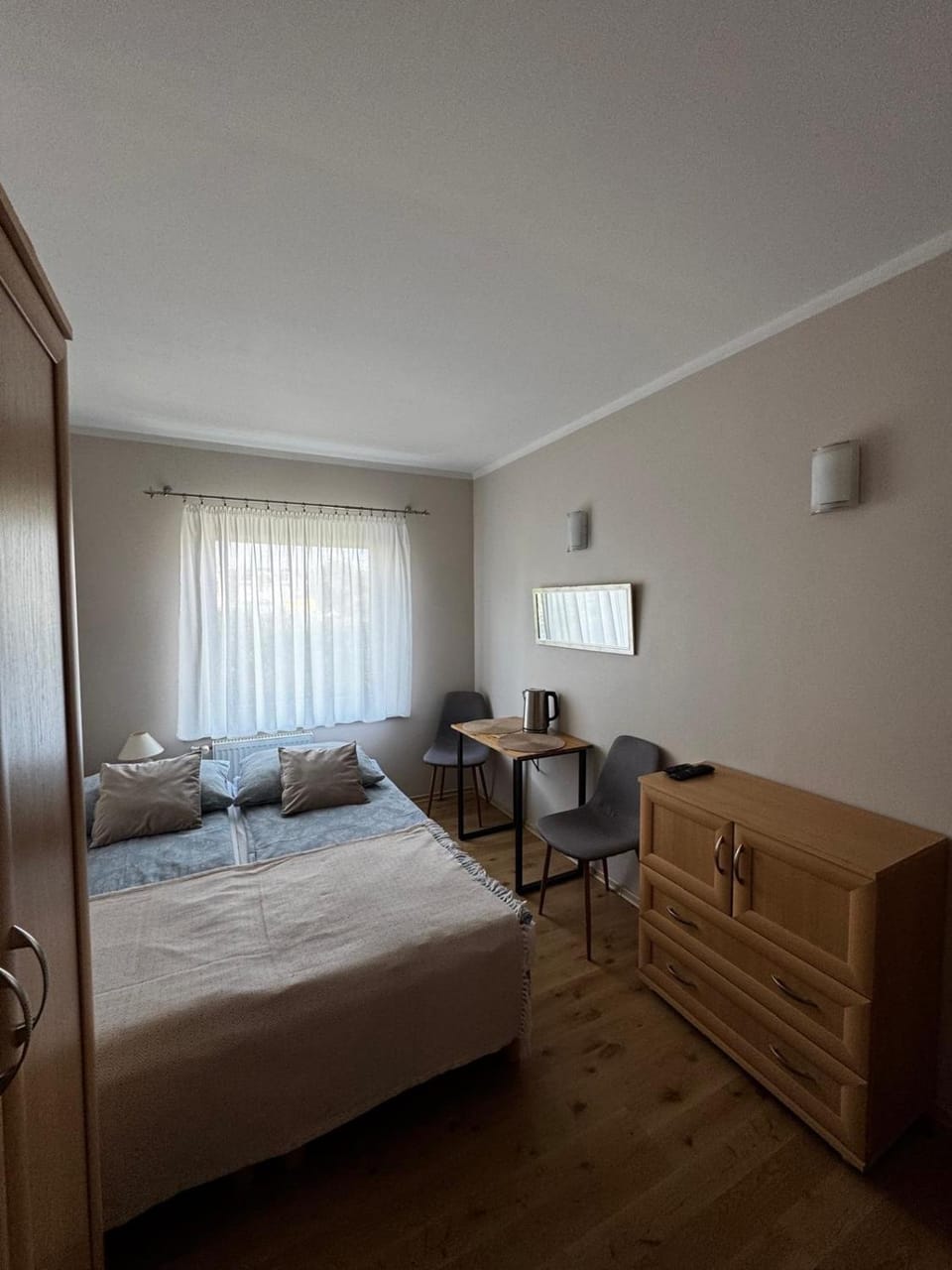 Bed, Photo of the whole room, Seating area
