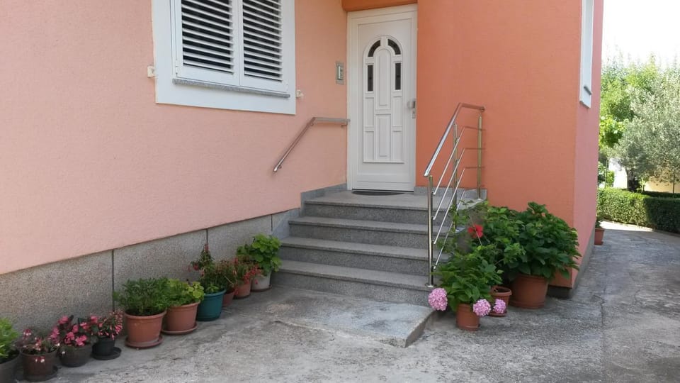 Property building, Facade/entrance, Garden view