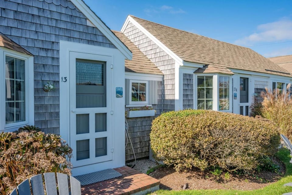Seaglass Cottage – Where Calm Meets Tide House in South Yarmouth