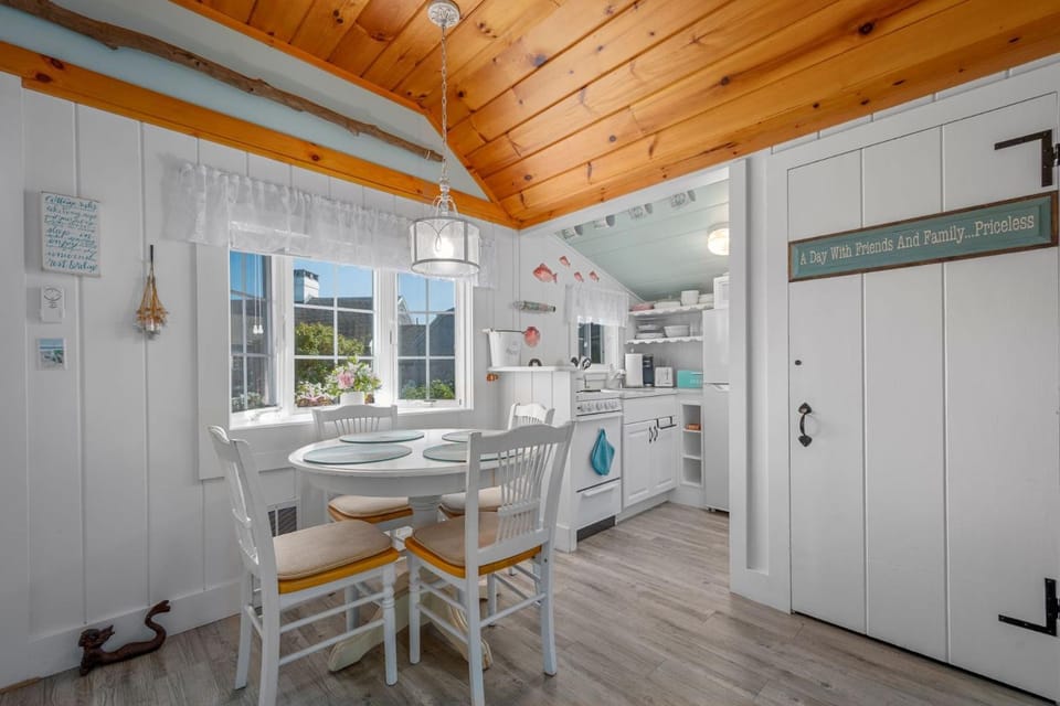 Seaglass Cottage – Where Calm Meets Tide House in South Yarmouth