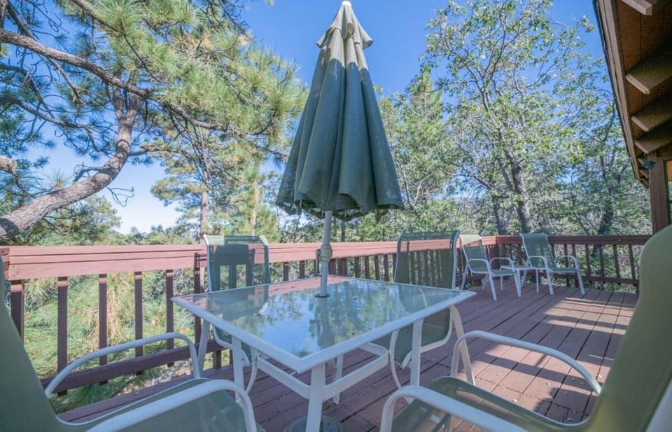 The Abba's Nest with Hot Tub BBQ and Large Backyard! House in Big Bear
