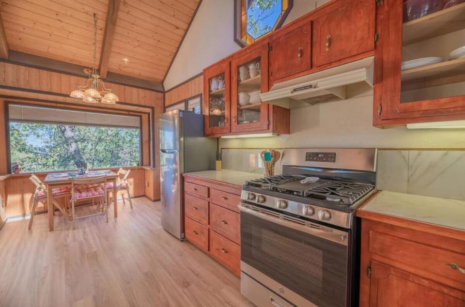 The Abba's Nest with Hot Tub BBQ and Large Backyard! House in Big Bear