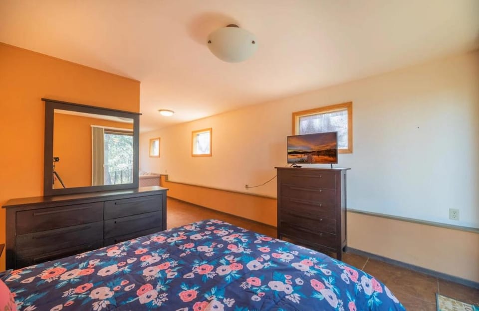 The Abba's Nest with Hot Tub BBQ and Large Backyard! House in Big Bear