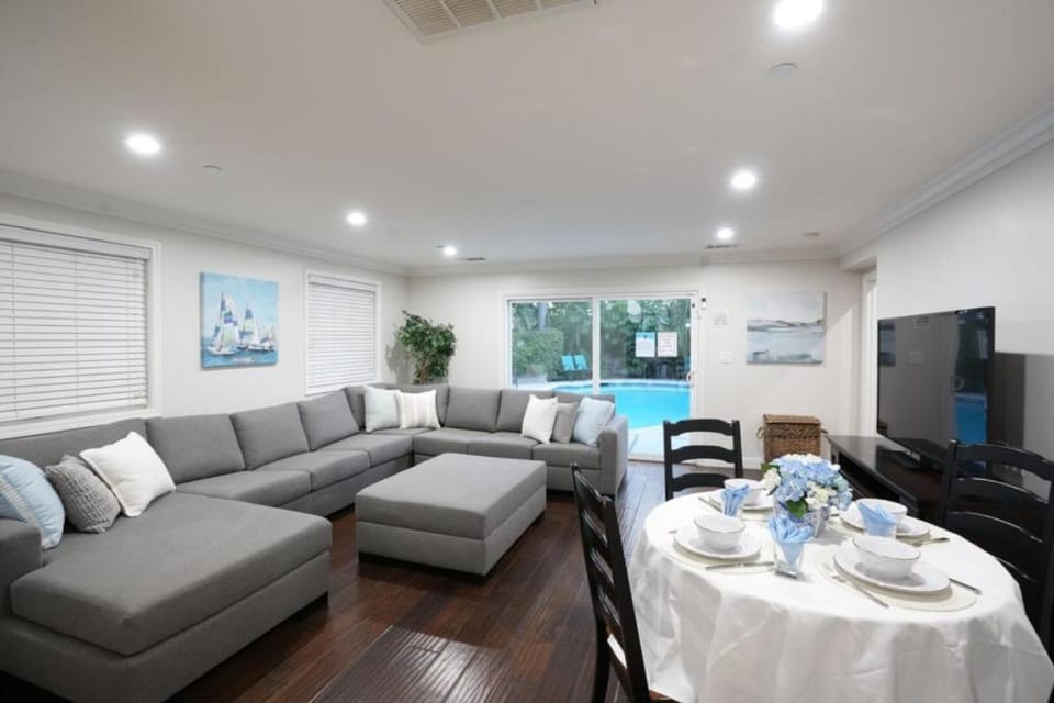 TV and multimedia, Living room, Seating area, Dining area