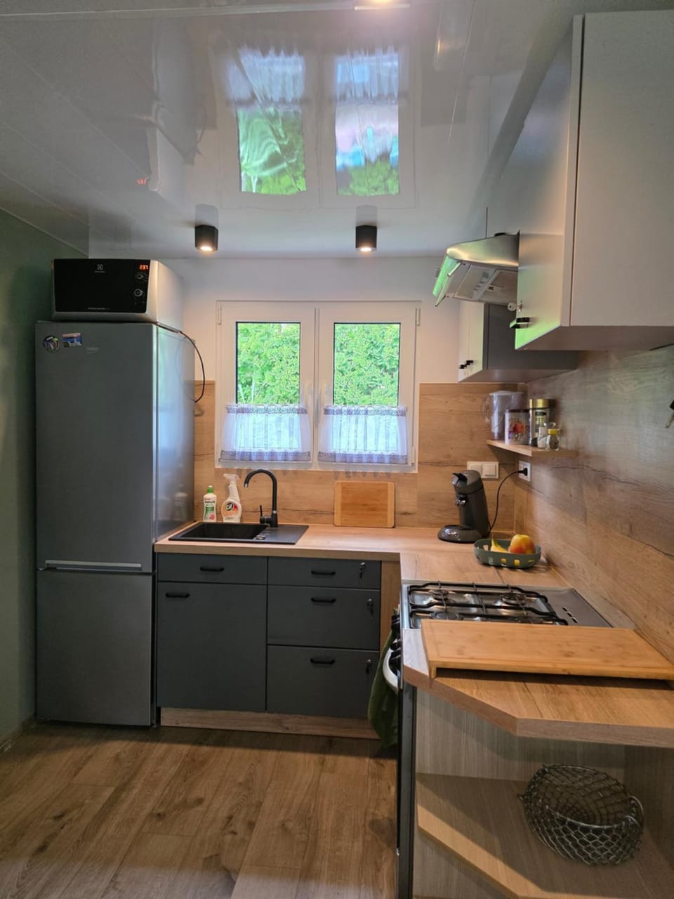 Kitchen or kitchenette, oven, pet friendly, stove