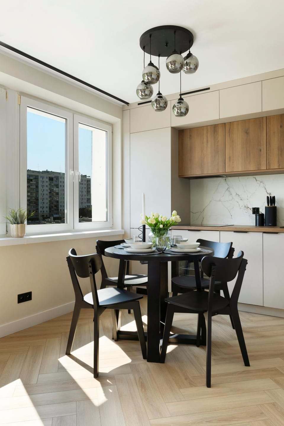 Kitchen or kitchenette, Dining area