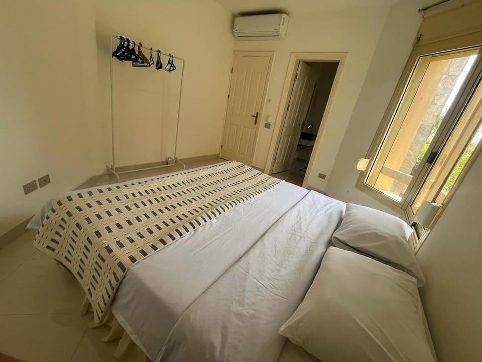 Bed, Photo of the whole room, Bedroom, wardrobe, air conditioner