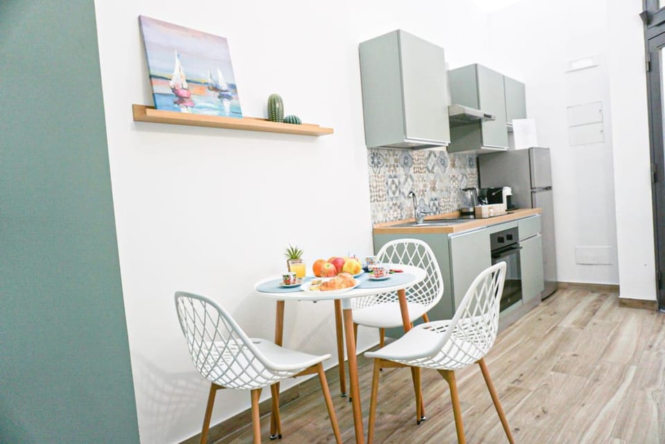 Kitchen or kitchenette, Dining area