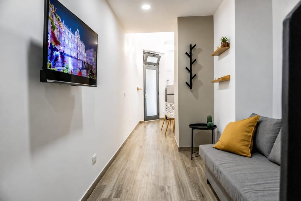 TV and multimedia, Living room, Seating area, Evening entertainment