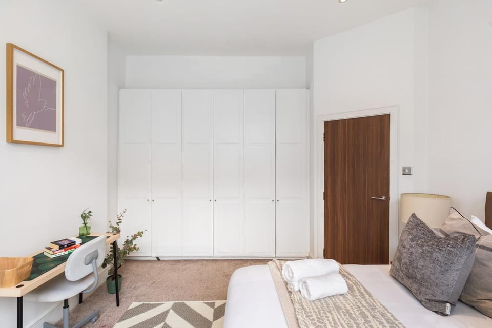 Bed, TV and multimedia, Photo of the whole room, Bedroom, towels, wardrobe