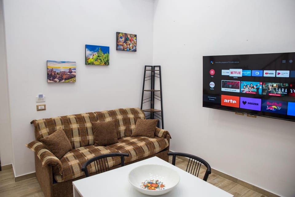 TV and multimedia, Living room, Seating area, Evening entertainment