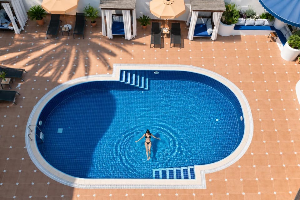 Pool view, Swimming pool, sunbed