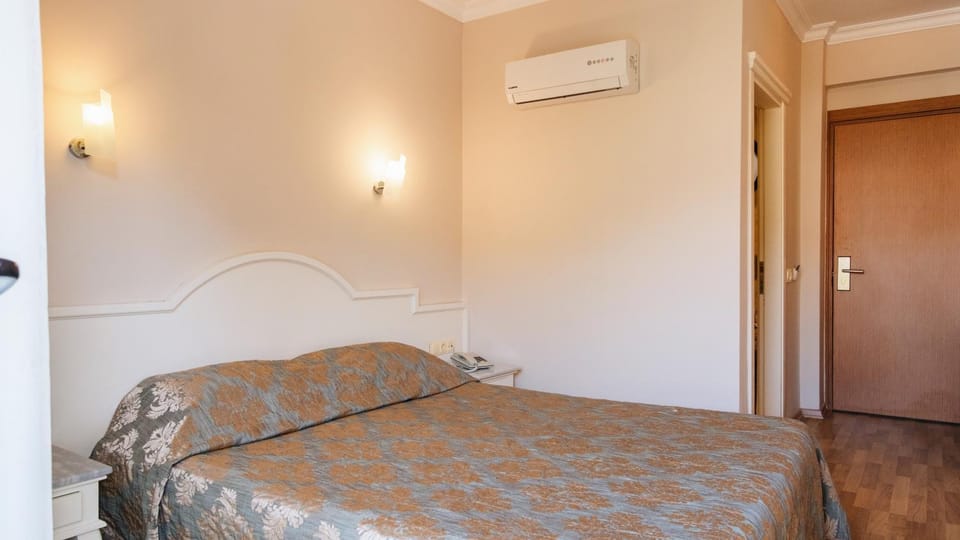 Bedroom, air conditioner