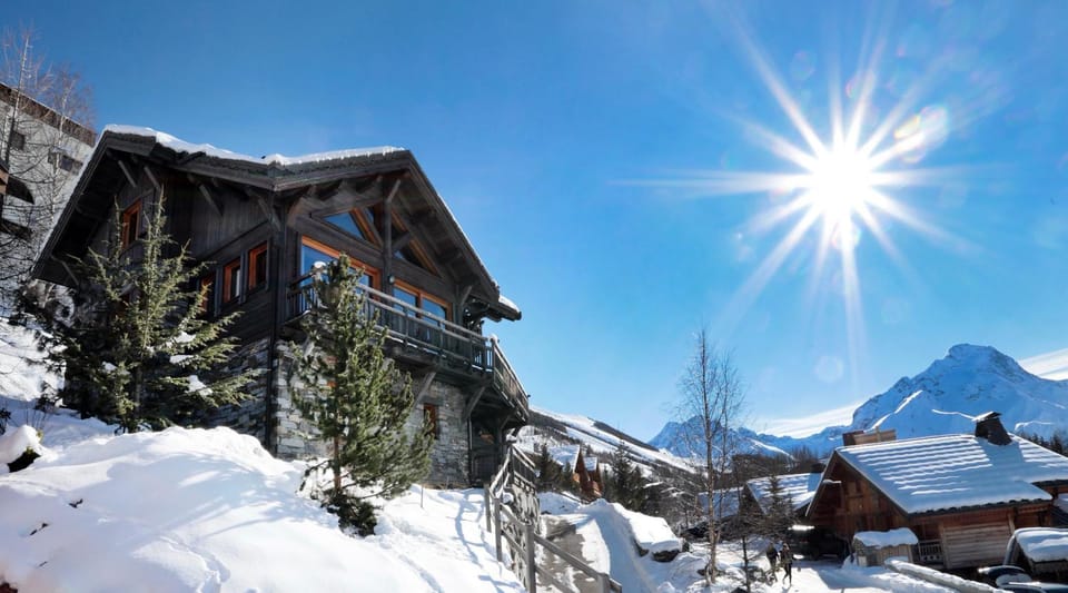 Property building, Nearby landmark, Day, Natural landscape, Winter, Mountain view