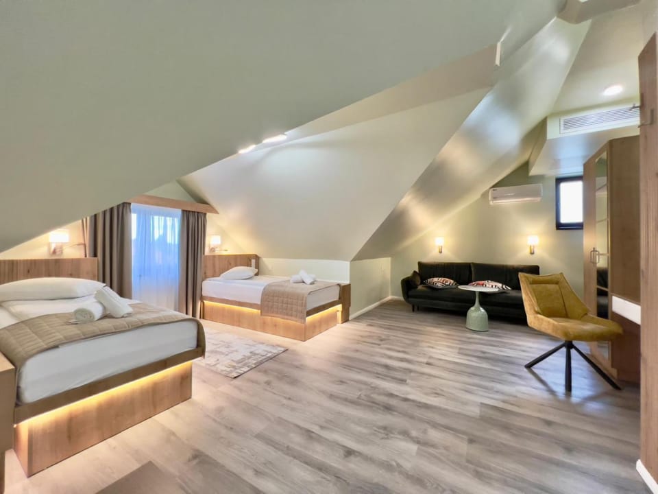 TV and multimedia, Living room, Photo of the whole room, Seating area, Bedroom